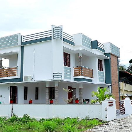 Pullad Villa Aranmula Exterior foto